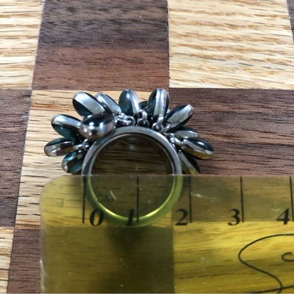 Very Funky ring .  Light green stones that move and catch the light - Picture 10 of 13